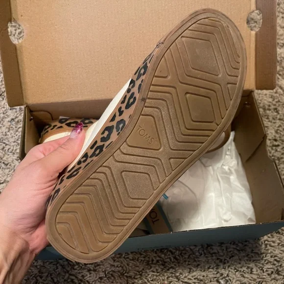 TOMS Lepoard & Cream lace up shoe - Picture 4 of 4